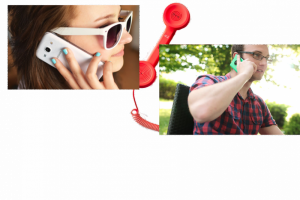 Man en vrouw die aan het bellen zijn met een rode telefoon tussen hen in 